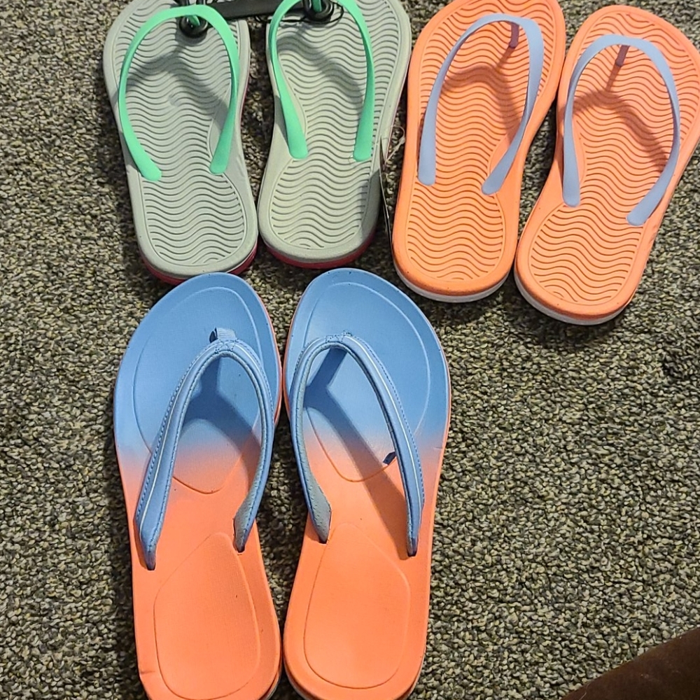 Bundle of flip flops  size 4/5